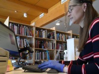 Raamatukoguhoidja Marie Pärkma Sindi raamatukogus. Foto: Urmas Saard / Külauudised