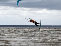 Lohesurfarid Pärnu rannas. Foto: Urmas Saard / Külauudised