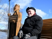 Hans Soll Sindis Pärnu jõe kaldal omanimelisel pingil istumas. Foto: Urmas Saard