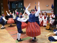 Pärnumaal Lääneranna valla Metsküla rahvamajas tähistatakse Eesti Vabariigi 102. aastapäeva. Foto: Urmas Saard