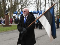 Mihkel Kalamees, Tori vallavolikogu aseesimees, erilise lipuga Eesti Vabariigi 102. aastapäeva paraadil Sindis. Foto: Urmas Saard