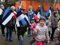 Sindi lasteaed on jõudnud lippudega jalutades Kooli tänavale. Foto: Urmas Saard