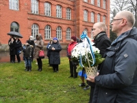 Eesti lipu seltsi Sindi osakonna liikmed Kardo Kase ja Ain Keerup lillekorvidega Seljamaa ausamba ees. Foto: Urmas Saard