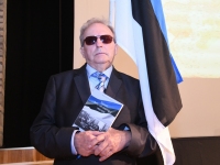 Aldo Kals raamatuga “Sajand Tartu rahulepingut” 1920-2020. Foto: Urmas Saard