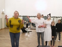 Kultuuride sild: „Vievis-Pärnu” 2021. aastal Raeküla Vanakooli keskuses. Foto: Urmas Saard / Külauudised