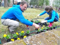 Juris Bone, Läti Vabariigi suursaadik Eestis, istutab lilli