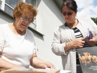 Liivi Aarma autogrammitund Raekülas Aarmate koduhoovil. Foto: Urmas Saard / Külauudised