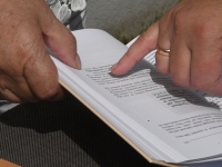 Liivi Aarma autogrammitund Raekülas Aarmate koduhoovil. Foto: Urmas Saard / Külauudised