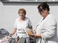 Liivi Aarma autogrammitund Raekülas Aarmate koduhoovil. Foto: Urmas Saard / Külauudised