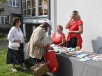 Liivi Aarma autogrammitund Raekülas Aarmate koduhoovil. Foto: Urmas Saard / Külauudised