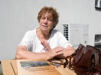 Liivi Aarma autogrammitund Raekülas Aarmate koduhoovil. Foto: Urmas Saard / Külauudised