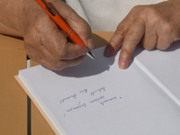 Liivi Aarma autogrammitund Raekülas Aarmate koduhoovil. Foto: Urmas Saard / Külauudised