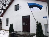 Lipp Põltsamaal Kalda tänaval, perioodil 1750-1800 ehitatud maja ees. Praegune Põltsamaa vallavanem Andres Vääni kodu. Foto: Jaan Lukas