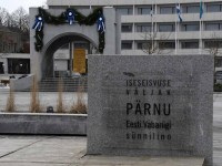 Lipuehtes Eesti Vabariigi sünnilinn Pärnu. Foto: Urmas Saard / Külauudised