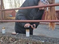 Märtsiküüditamise mälestuspäeval Sindi endise raudteejama juures. Foto: Urmas Saard / Külauudised