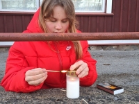 Märtsiküüditamise mälestuspäeval Sindi endise raudteejama juures. Foto: Urmas Saard / Külauudised