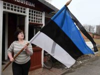 Lipud märtsiküüditamise päeval Sindis. Foto: Urmas Saard / Külauudised