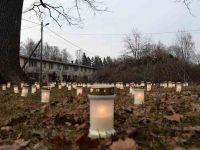 Märtsiküüditamise päeva õhtul küünlad Sindi endise raudteejaama hoone juures. Foto: Urmas Saard / Külauudised