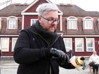 Argo Juske. Märtsiküüditamise päeva õhtul küünlad Sindi endise raudteejaama hoone juures. Foto: Urmas Saard / Külauudised