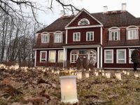 Märtsiküüditamise päeva õhtul küünlad Sindi endise raudteejaama hoone juures. Foto: Urmas Saard / Külauudised