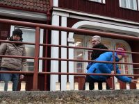 Märtsiküüditamise päeva õhtul küünlad Sindi endise raudteejaama hoone juures. Foto: Urmas Saard / Külauudised