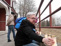 Märtsiküüditamise päeva õhtul küünlad Sindi endise raudteejaama hoone juures. Foto: Urmas Saard / Külauudised