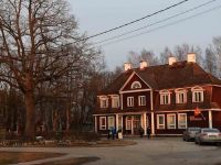 Märtsiküüditamise päeva õhtul küünlad Sindi endise raudteejaama hoone juures. Foto: Urmas Saard / Külauudised