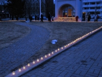 001 Märtsiküüditatute mälestuseks süüdatud küünlad Pärnus Rüütli platsil. Foto Urmas Saard