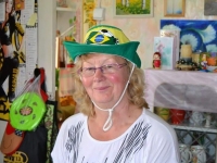 Vahtriku villa perenaine Anne Mihhailov uut kübarat proovimas. Foto: erakogu