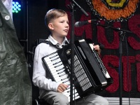 Noor Pärimusbänd 2022 Uurikad ja trad.kvintessents esimesel Kirsimäel. Foto: Urmas Saard / Külauudised