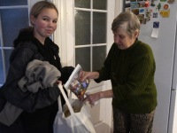 Õpetaja Eneli Arusaare lapsed Sindi gümnaasiumist peavad lugu põlistest mardipäeva tavadest. Foto: Urmas Saard / Külauudised