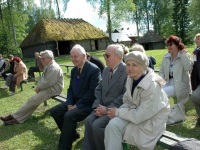 Vabaõhukonverents 2006. aastal. Paremal eesti keele ja kirjandusõpetaja Siiri Veskis, ajalooteadlane Hillar Palamets ja ajalooõpetaja ja koduloolane Heino Veskis. Foto: Paduvere talumuuseumi kogu