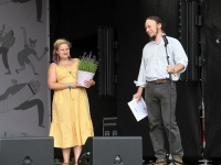 Tarmo Noormaale antakse Eesti Folkloorinõukogu 2021. aasta pärimuskultuuri preemia „Teotugi“ üle  XXVIII Viljandi Pärimusmuusika festivali avamise ajal. Foto Urmas Saard Külauudised