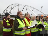 Pärnu Kammerkoor rahvusvahelisel muusikapäeval ehitusjärgus Pärnu autosilla juures. Foto: Urmas Saard / Külauudised