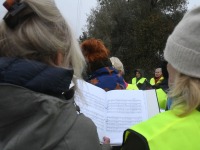 Pärnu Kammerkoor rahvusvahelisel muusikapäeval ehitusjärgus Pärnu autosilla juures. Foto: Urmas Saard / Külauudised