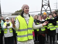 Pärnu Kammerkoor rahvusvahelisel muusikapäeval ehitusjärgus Pärnu autosilla juures. Foto: Urmas Saard / Külauudised