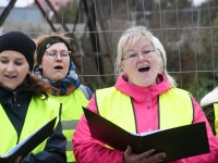 Pärnu Kammerkoor rahvusvahelisel muusikapäeval ehitusjärgus Pärnu autosilla juures. Foto: Urmas Saard / Külauudised