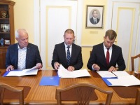 Pärnu koalaitsioonileppe allkirjastamine. Foto: Urmas Saard / Külauudised