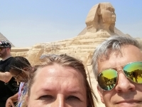 005 Piia Karro-Selg ja Mikko Selg Giza püramiidide juures. Foto: selfie