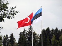004 Türgi ja Eesti lipud Pärnumaal Jõesuu Siidri- ja Veinitalus. Foto: Urmas Saard
