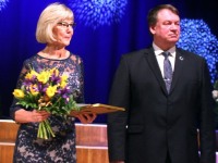 Andres Vään ja tunnustuse pälvinud perearst Sirje Alusalu Eesti iseseisvuspäevale pühendatud vastuvõtul. Foto: Väino Valdmann