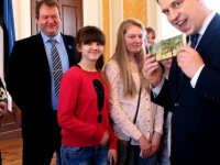 Andres Vään Põltsamaa delegatsiooni juhina külas toonasel Riigikogu aseesimehel Jüri Ratasel. Foto: Väino Valdmann