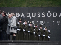 026 President Zelenskõi asetab pärja Vabadussõja võidusambale. Foto: Urmas Saard