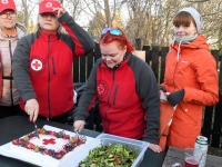 Punase Risti Pärnumaa seltsi inimesed Türgi paisjärve lähedal Paikusel. Foto: Urmas Saard / Külauudised