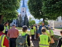 Raeküla kogukonna seltskonnaga vaheldumisi nii Eesti kui Läti poolel. Foto: reisil osalenu / Raeküla Vanakooli keskus