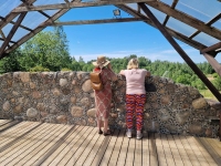 Raeküla kogukonna seltskonnaga vaheldumisi nii Eesti kui Läti poolel. Foto: reisil osalenu / Raeküla Vanakooli keskus