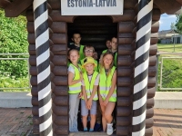 Raeküla kogukonna seltskonnaga vaheldumisi nii Eesti kui Läti poolel. Foto: reisil osalenu / Raeküla Vanakooli keskus
