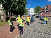 Raeküla kogukonna seltskonnaga vaheldumisi nii Eesti kui Läti poolel. Foto: reisil osalenu / Raeküla Vanakooli keskus