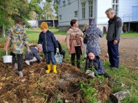Raeküla Vanakooli keskuse huvikooli loodusring sügisetuleku ootel. Foto: Ave Teeääre