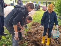 Raeküla Vanakooli keskuse huvikooli loodusring sügisetuleku ootel. Foto: Urmas Saard / Külauudised